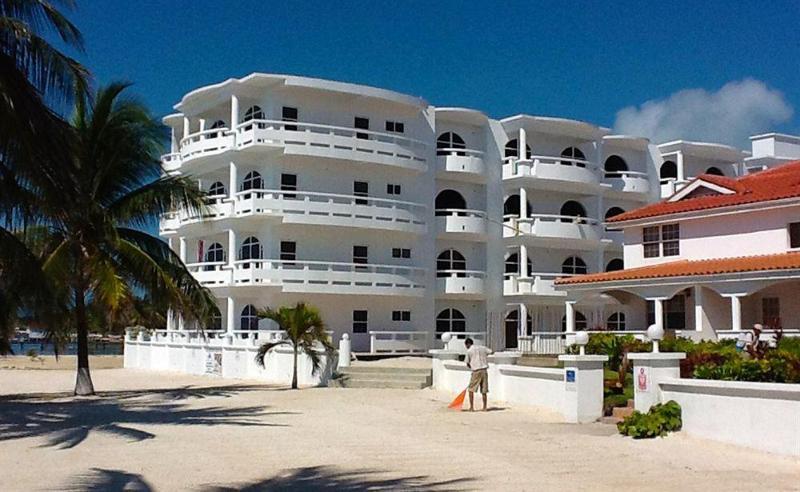 Banyan Bay Suites San Pedro  Extérieur photo